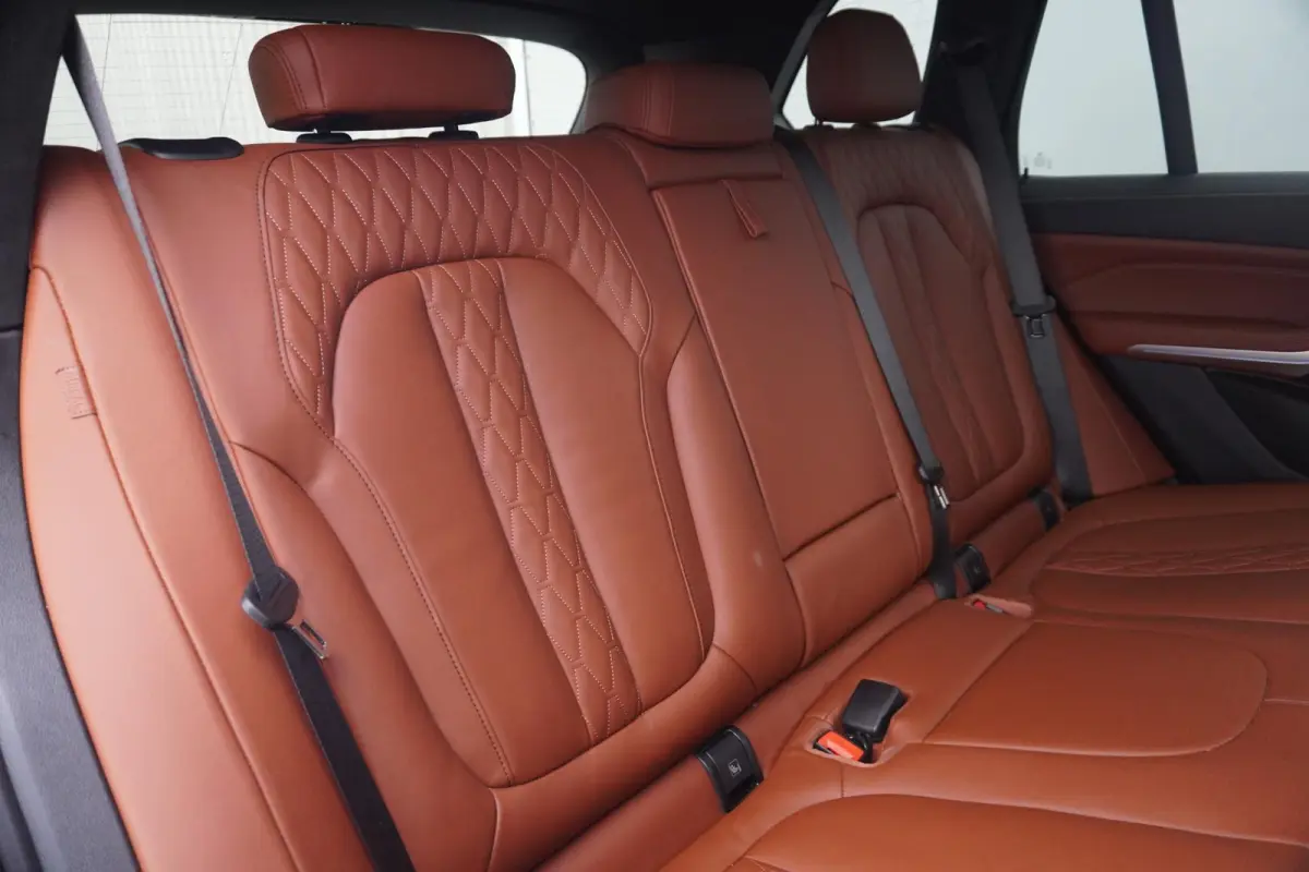 xDrive50e M Sport | Trekhaak | Soft-Close | Comfortstoelen | Stoelventilatie  | Harman Kardon | head-up | Hemelbekleding Alcantara | Individual dashboard leder | 22 Inch