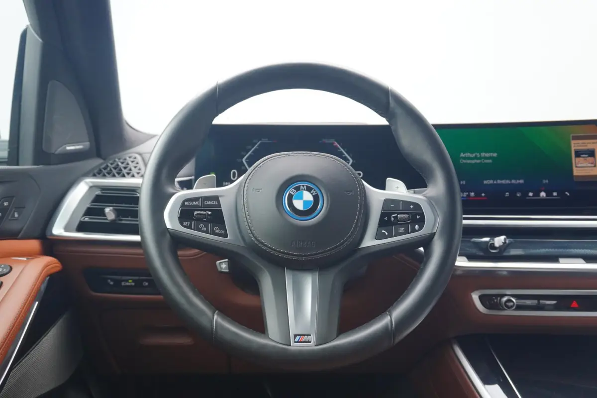 xDrive50e M Sport | Trekhaak | Soft-Close | Comfortstoelen | Stoelventilatie  | Harman Kardon | head-up | Hemelbekleding Alcantara | Individual dashboard leder | 22 Inch