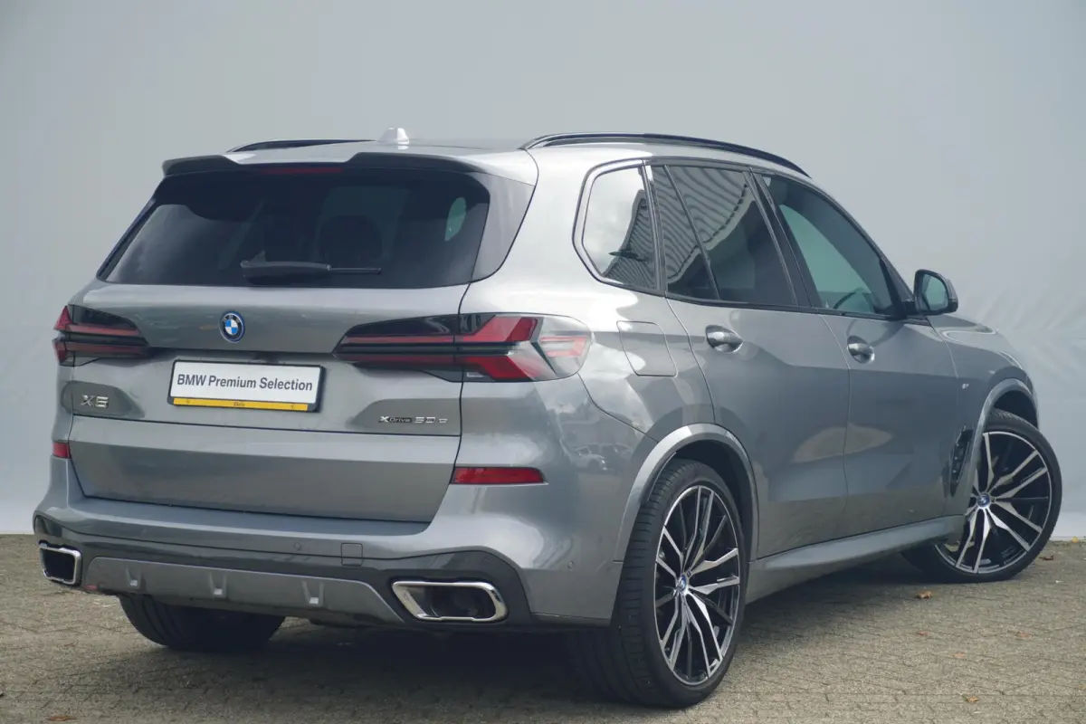 xDrive50e M Sport | Trekhaak | Soft-Close | Comfortstoelen | Stoelventilatie  | Harman Kardon | head-up | Hemelbekleding Alcantara | Individual dashboard leder | 22 Inch