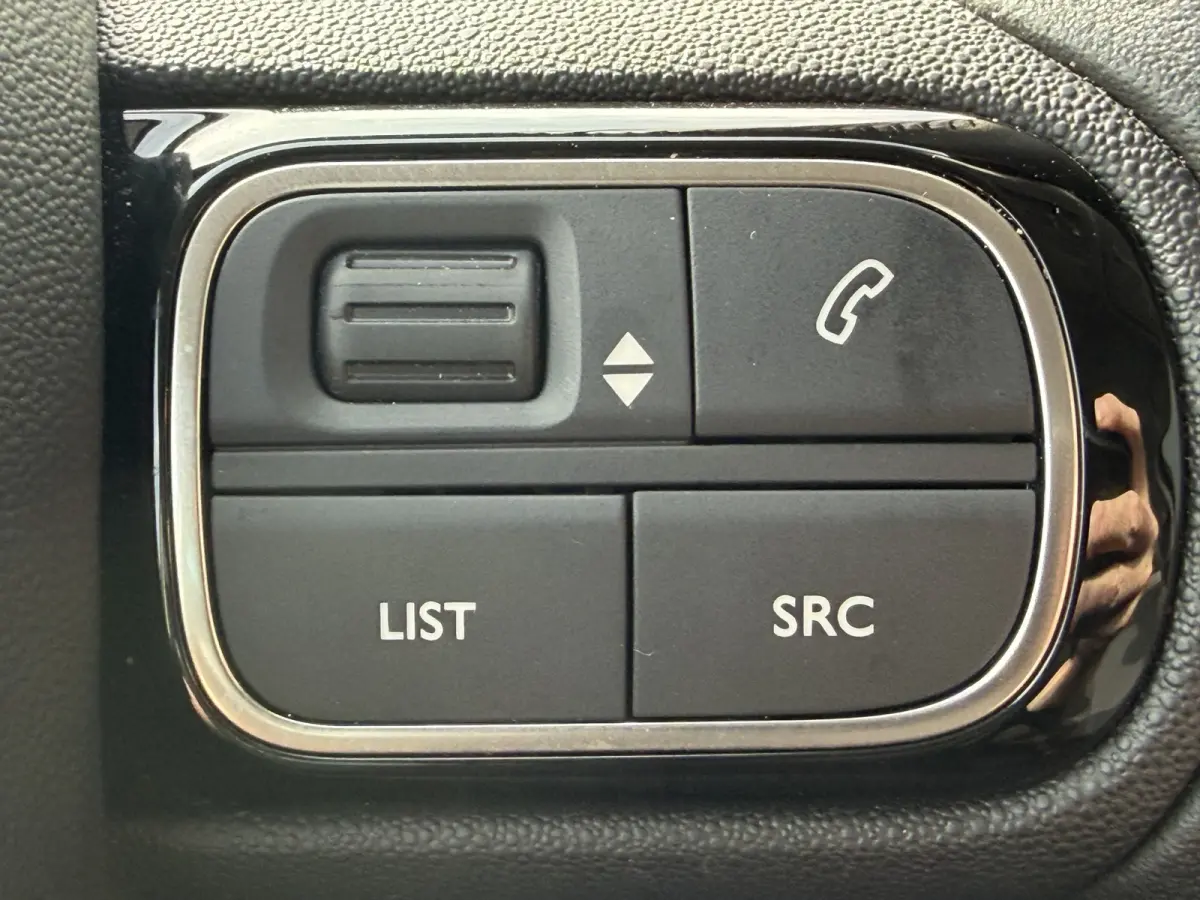 130pk Max (Camera - Keyless Entry - LED - Head up - Automatische Airco - Navigatie - Apple Carplay - 17")