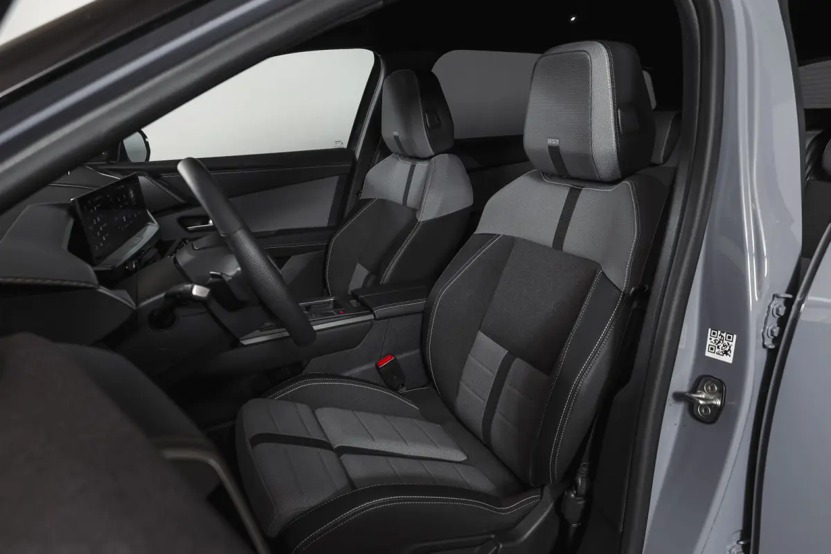 1.2 Turbo Hybrid GS | Dig. Cockpit | Adapt. Cruise | Focal | Stoel-+Stuurverw. | PDC | Camera | NAV + App. Connect | LM 19" | 5854