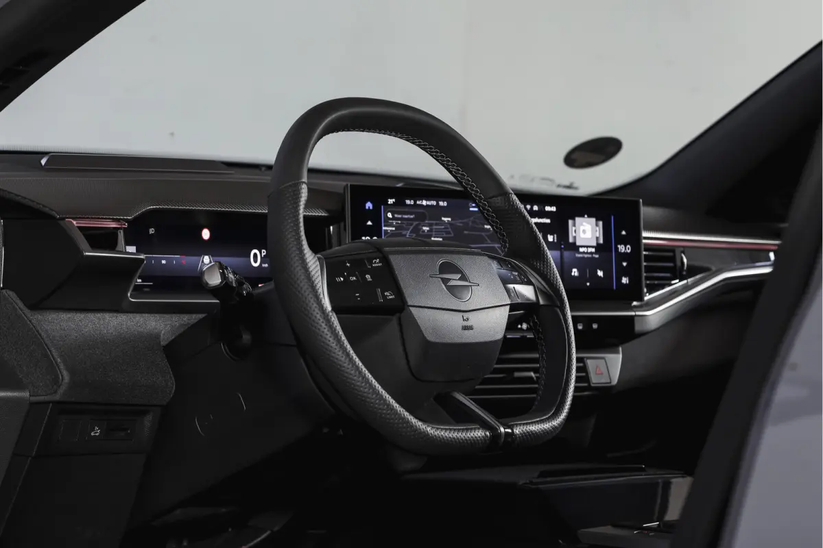 1.2 Turbo Hybrid GS | Dig. Cockpit | Adapt. Cruise | Focal | Stoel-+Stuurverw. | PDC | Camera | NAV + App. Connect | LM 19" | 5854