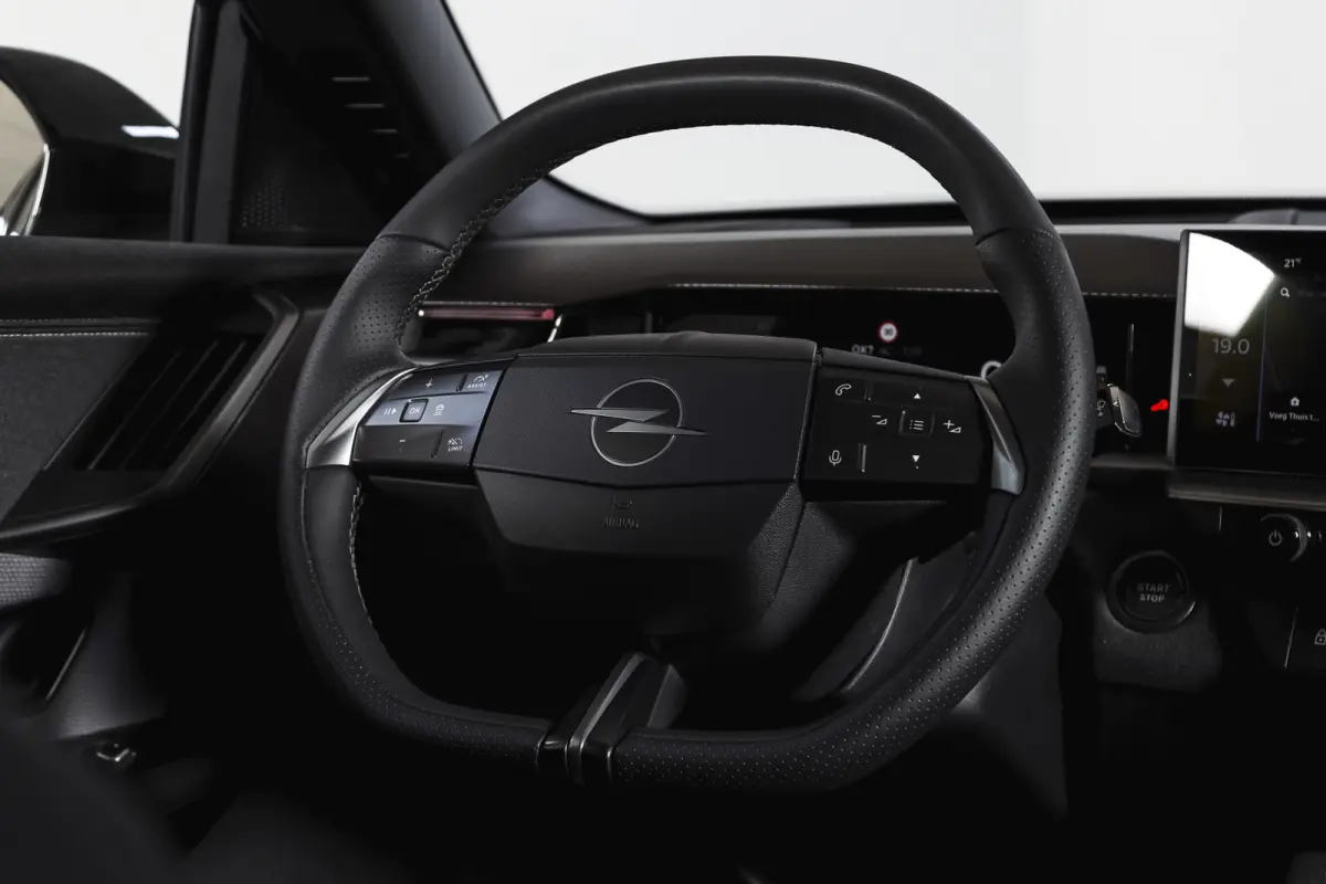 1.2 Turbo Hybrid GS | Dig. Cockpit | Adapt. Cruise | Focal | Stoel-+Stuurverw. | PDC | Camera | NAV + App. Connect | LM 19" | 5854