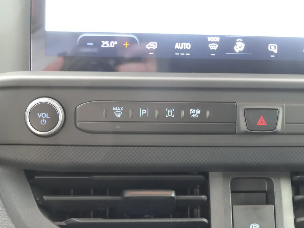 320 L1H1 Trend 71 kWh | Camera | Cruise Control | CarPlay/Android Auto | Bijrijdersbank |