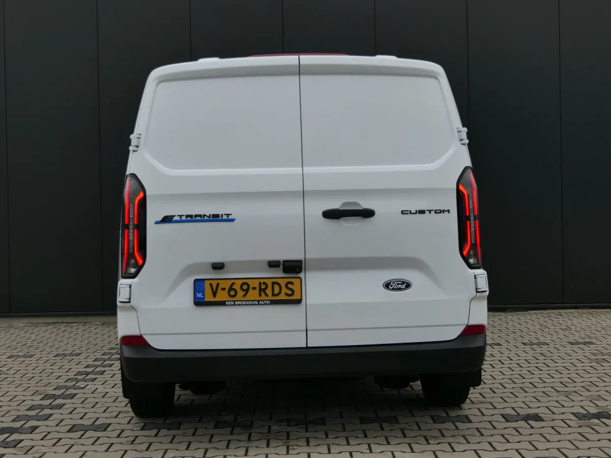320 L1H1 Trend 71 kWh | Camera | Cruise Control | CarPlay/Android Auto | Bijrijdersbank |