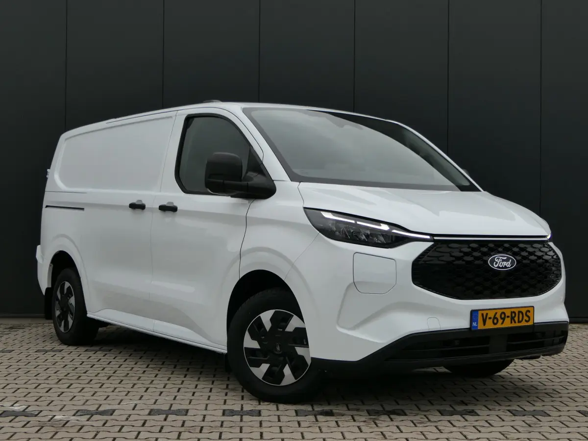 320 L1H1 Trend 71 kWh | Camera | Cruise Control | CarPlay/Android Auto | Bijrijdersbank |
