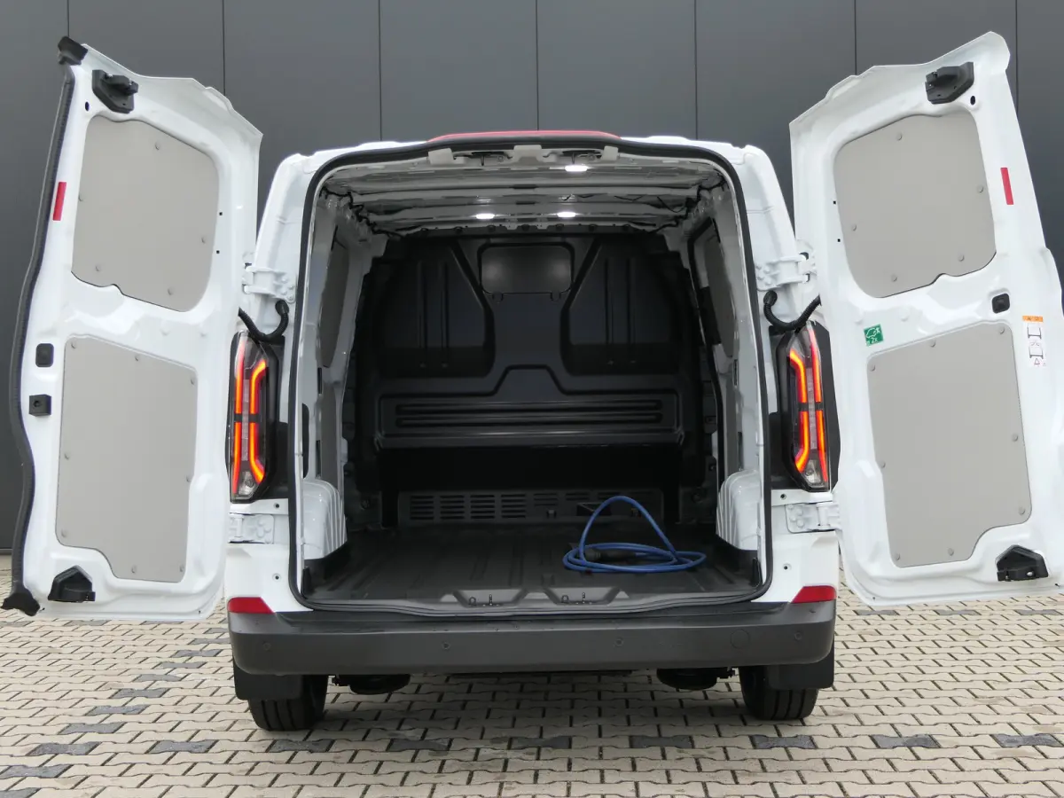 320 L1H1 Trend 71 kWh | Camera | Cruise Control | CarPlay/Android Auto | Bijrijdersbank |