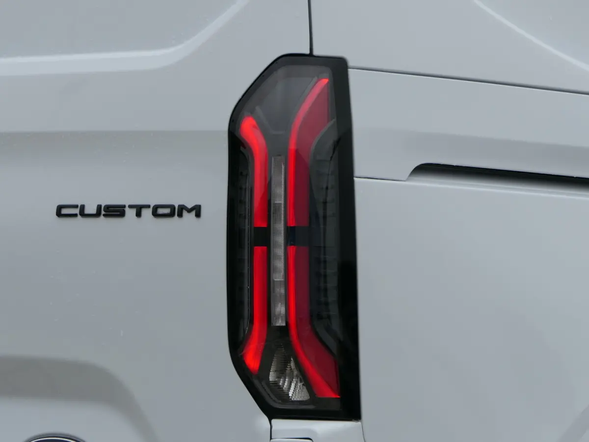 320 L1H1 Trend 71 kWh | Camera | Cruise Control | CarPlay/Android Auto | Bijrijdersbank |