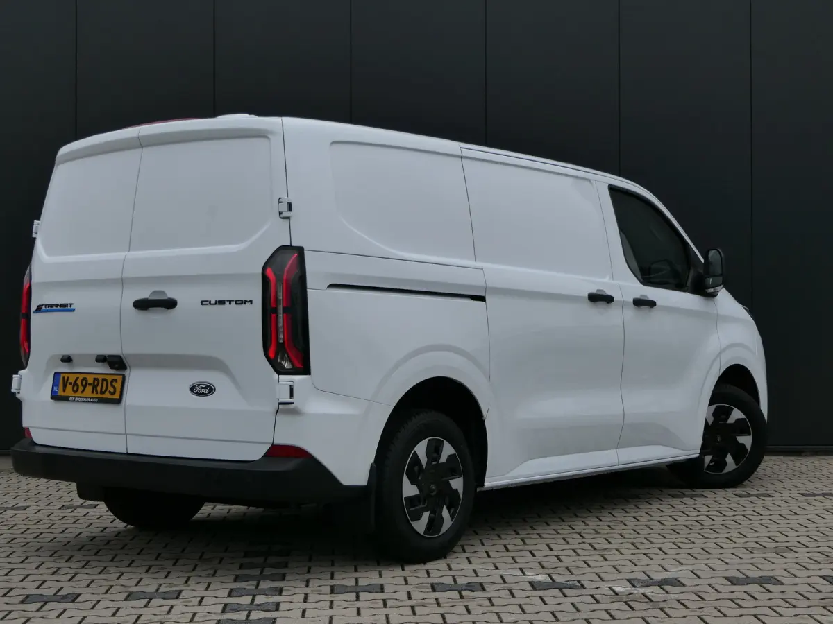 320 L1H1 Trend 71 kWh | Camera | Cruise Control | CarPlay/Android Auto | Bijrijdersbank |