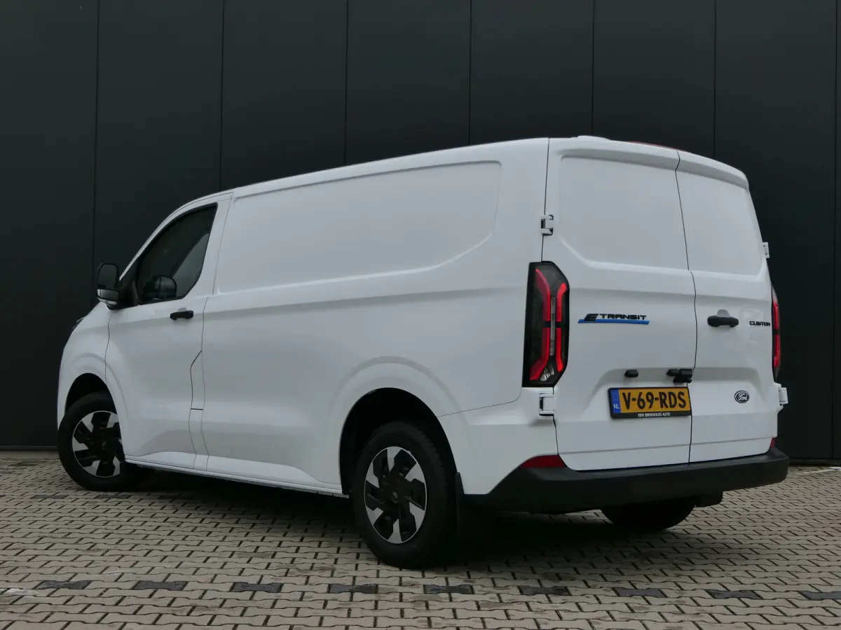 320 L1H1 Trend 71 kWh | Camera | Cruise Control | CarPlay/Android Auto | Bijrijdersbank |