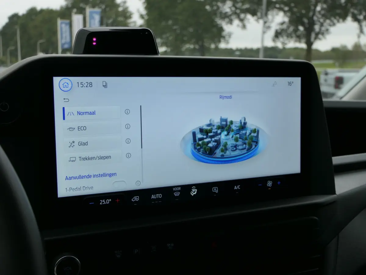 320 L1H1 Trend 71 kWh | Camera | Cruise Control | CarPlay/Android Auto | Bijrijdersbank |