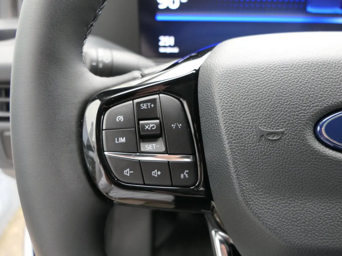 320 L1H1 Trend 71 kWh | Camera | Cruise Control | CarPlay/Android Auto | Bijrijdersbank |