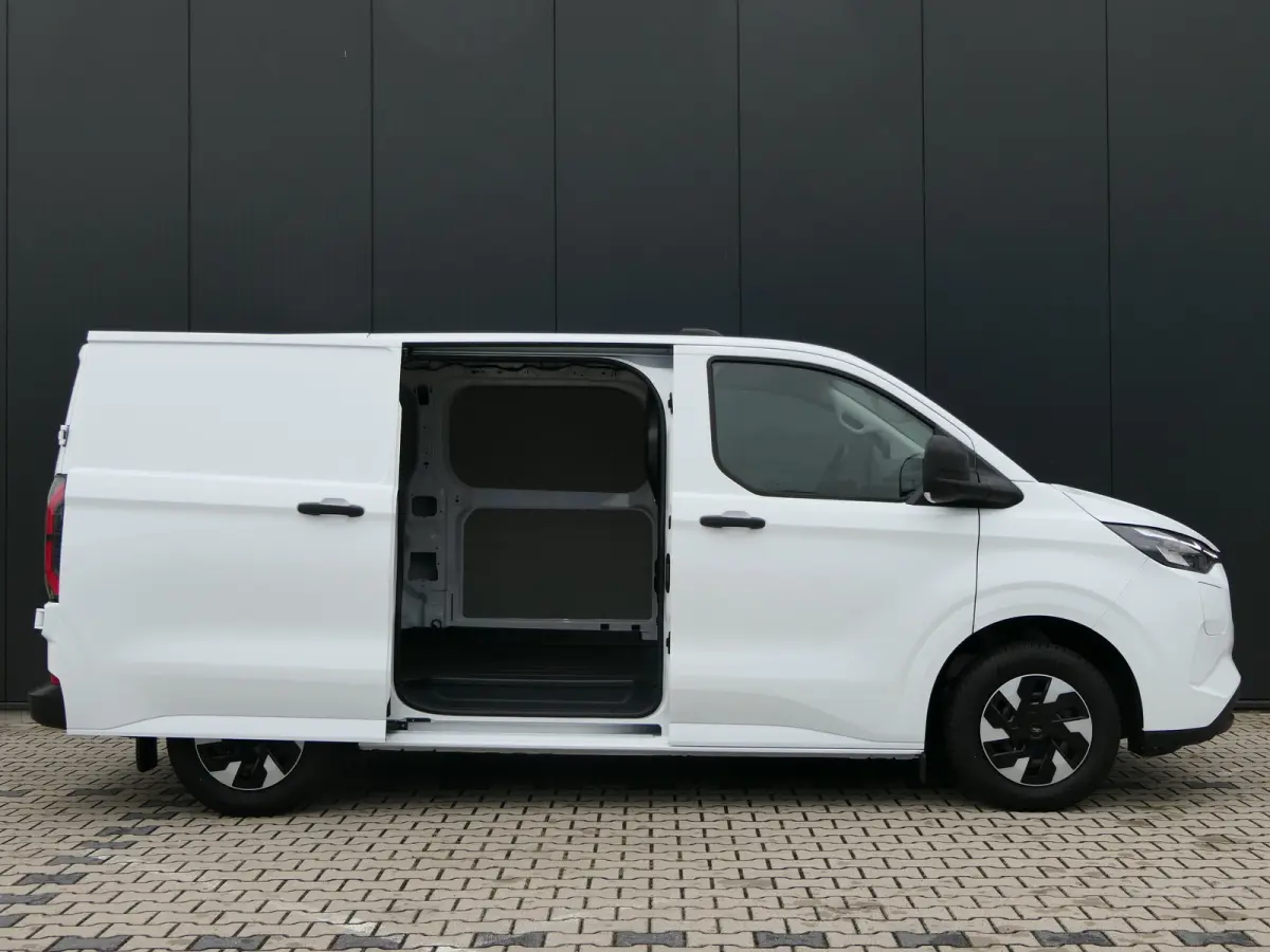 320 L1H1 Trend 71 kWh | Camera | Cruise Control | CarPlay/Android Auto | Bijrijdersbank |