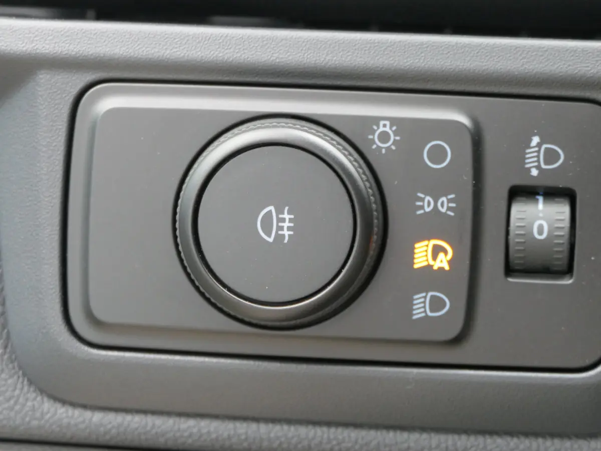 320 L1H1 Trend 71 kWh | Camera | Cruise Control | CarPlay/Android Auto | Bijrijdersbank |