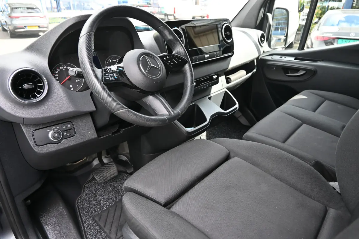 317 CDI L2H2 Pro LED, Geveerde stoel, Navigatie met camera
