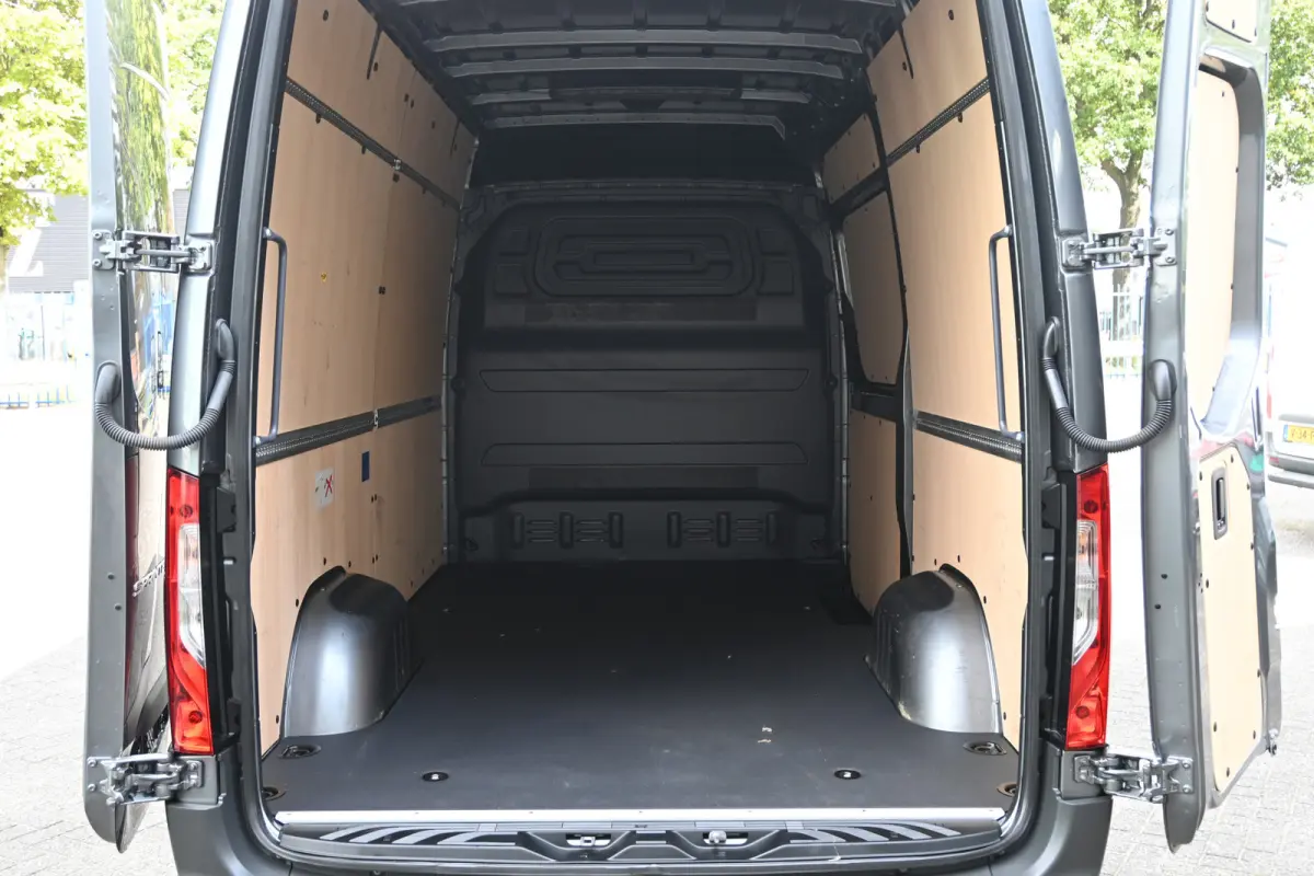 317 CDI L2H2 Pro LED, Geveerde stoel, Navigatie met camera