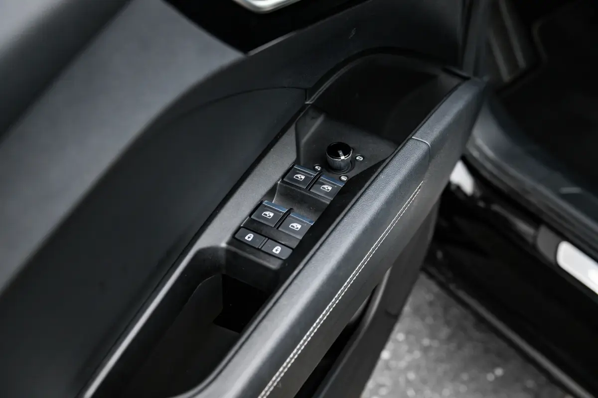 50 quattro Launch edition S Competition 77 kWh | Memory | Panoramadak | Leder | Stoelverwarming | SOH 86% | | Achteruitrijcamera standaard | Cruisecontrol adaptief | Electrische stoelen met 