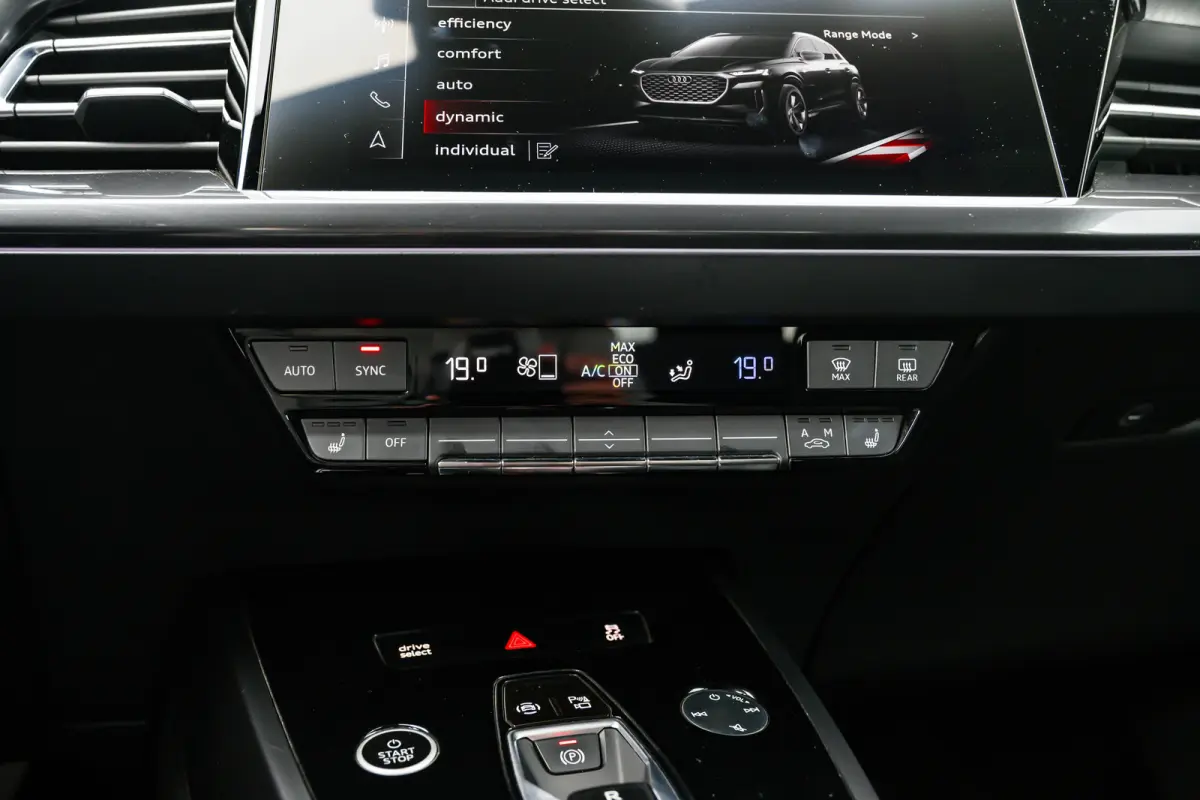 50 quattro Launch edition S Competition 77 kWh | Memory | Panoramadak | Leder | Stoelverwarming | SOH 86% | | Achteruitrijcamera standaard | Cruisecontrol adaptief | Electrische stoelen met 