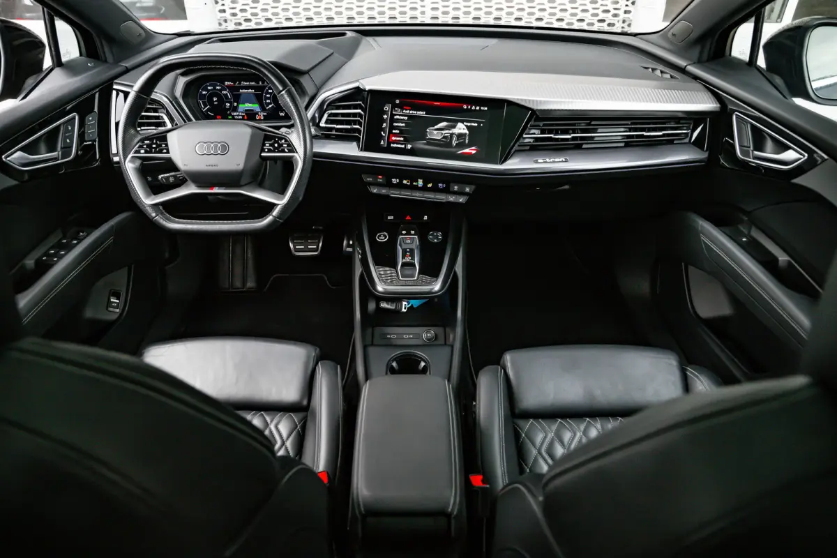 50 quattro Launch edition S Competition 77 kWh | Memory | Panoramadak | Leder | Stoelverwarming | SOH 86% | | Achteruitrijcamera standaard | Cruisecontrol adaptief | Electrische stoelen met 