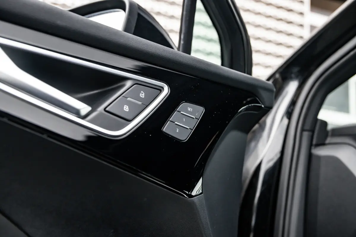 50 quattro Launch edition S Competition 77 kWh | Memory | Panoramadak | Leder | Stoelverwarming | SOH 86% | | Achteruitrijcamera standaard | Cruisecontrol adaptief | Electrische stoelen met 