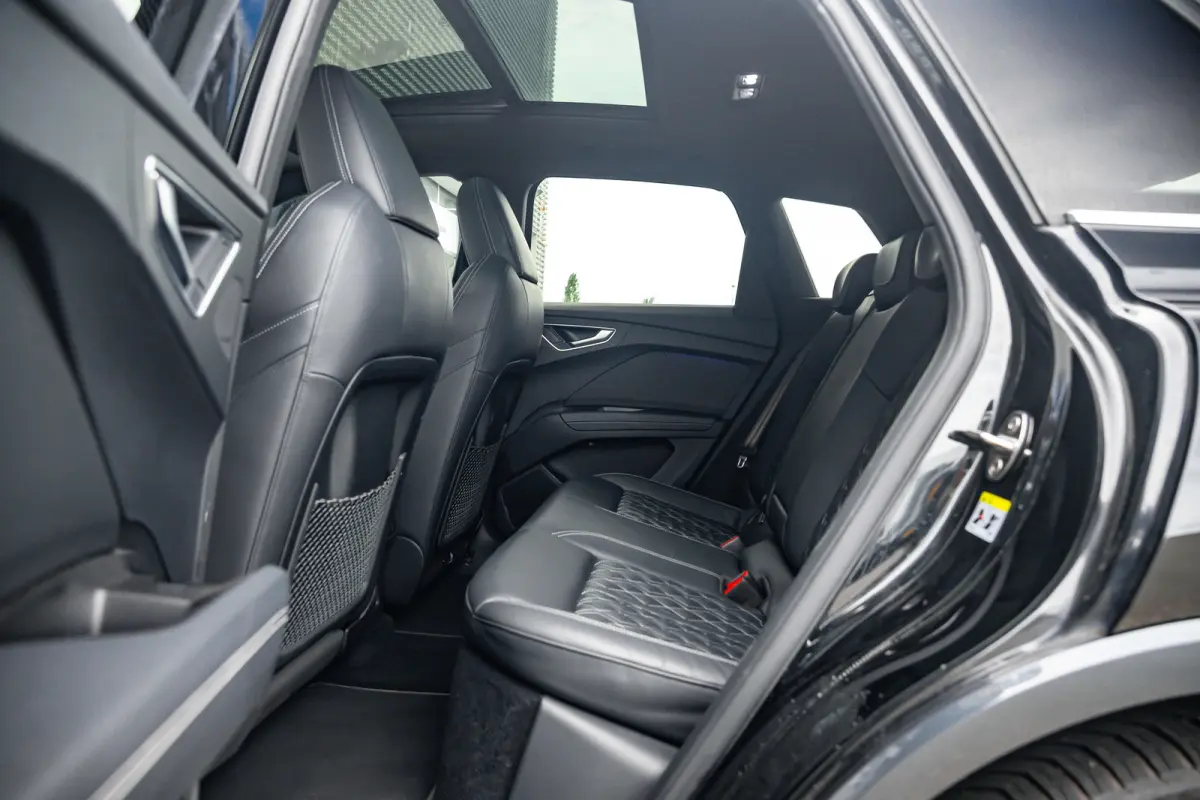 50 quattro Launch edition S Competition 77 kWh | Memory | Panoramadak | Leder | Stoelverwarming | SOH 86% | | Achteruitrijcamera standaard | Cruisecontrol adaptief | Electrische stoelen met 