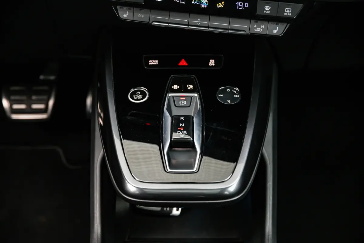 50 quattro Launch edition S Competition 77 kWh | Memory | Panoramadak | Leder | Stoelverwarming | SOH 86% | | Achteruitrijcamera standaard | Cruisecontrol adaptief | Electrische stoelen met 