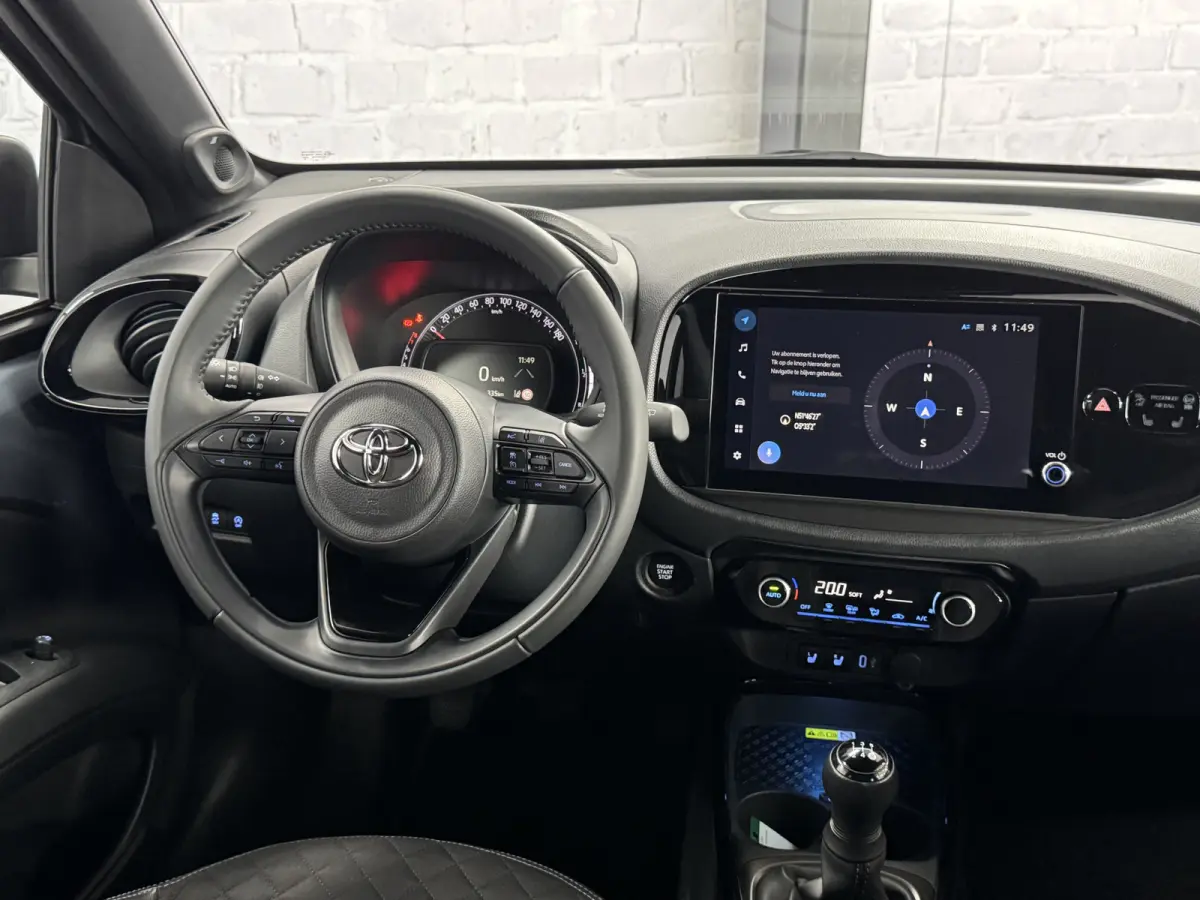 1.0 VVT-i MT Envy JBL Keyless ACC CarPlay
