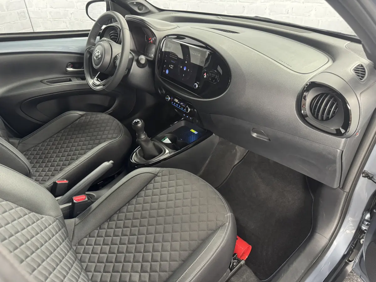 1.0 VVT-i MT Envy JBL Keyless ACC CarPlay