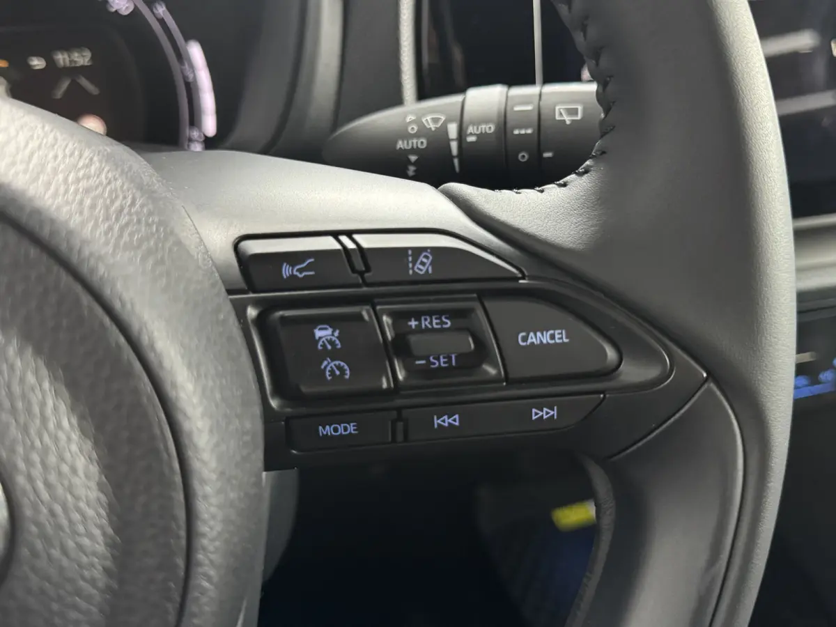 1.0 VVT-i MT Envy JBL Keyless ACC CarPlay
