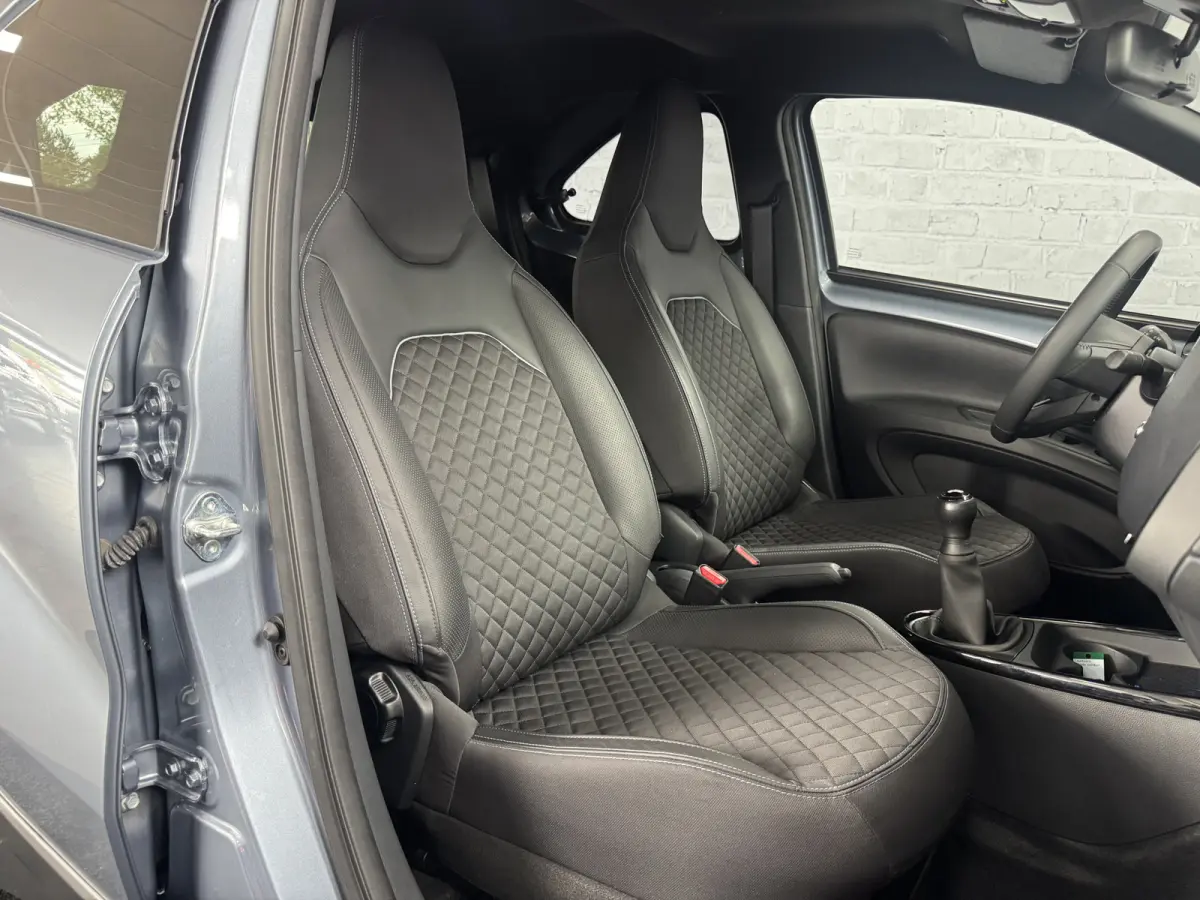 1.0 VVT-i MT Envy JBL Keyless ACC CarPlay