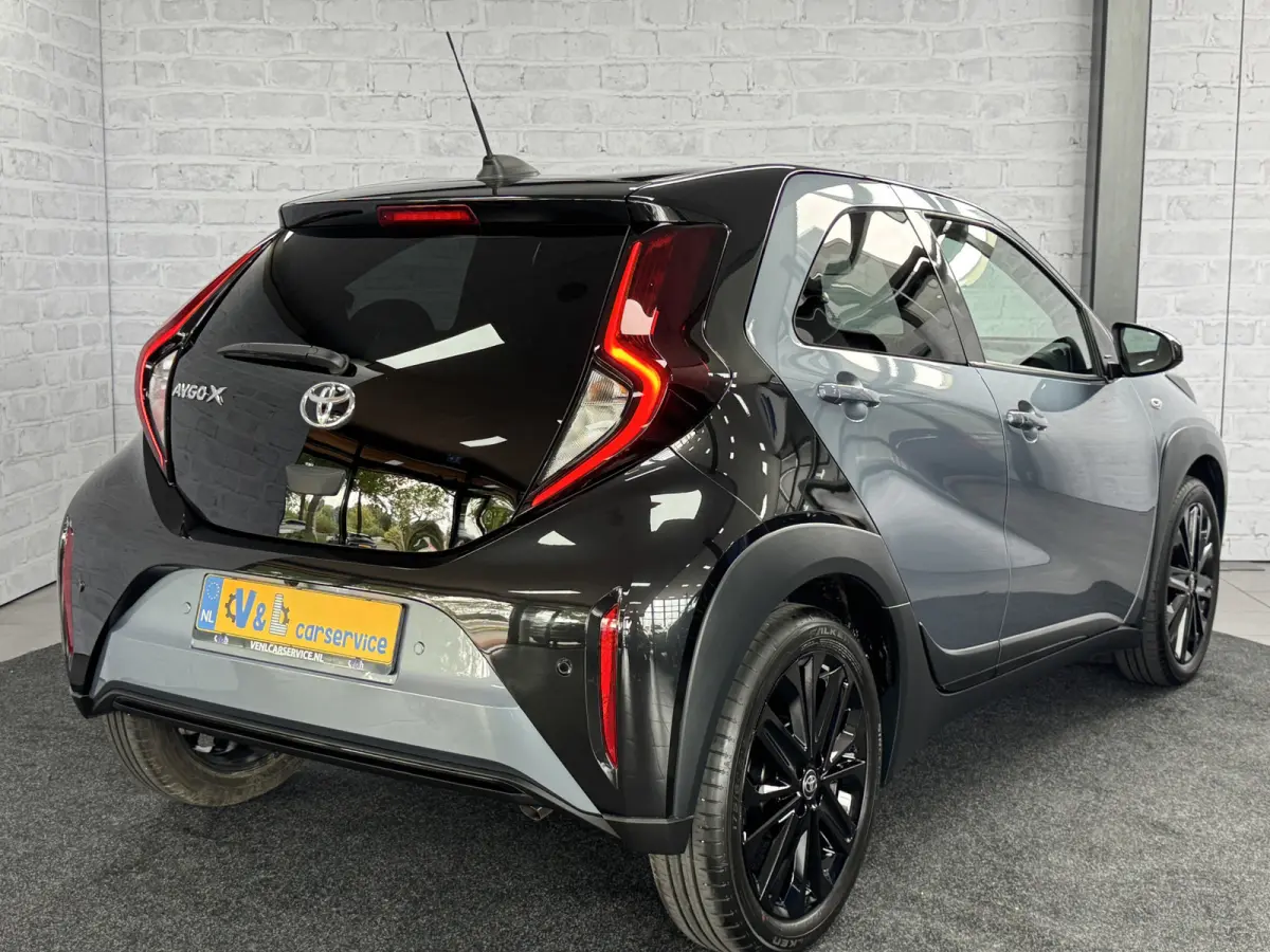 1.0 VVT-i MT Envy JBL Keyless ACC CarPlay