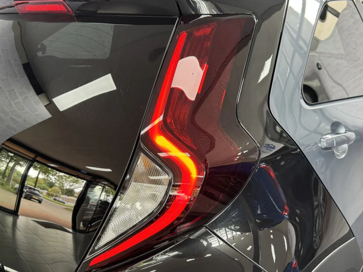 1.0 VVT-i MT Envy JBL Keyless ACC CarPlay