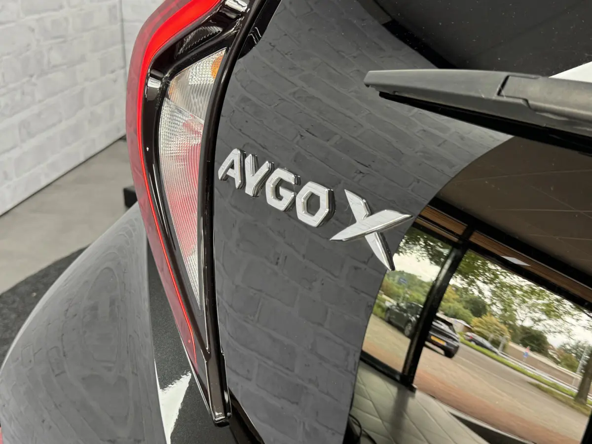 1.0 VVT-i MT Envy JBL Keyless ACC CarPlay