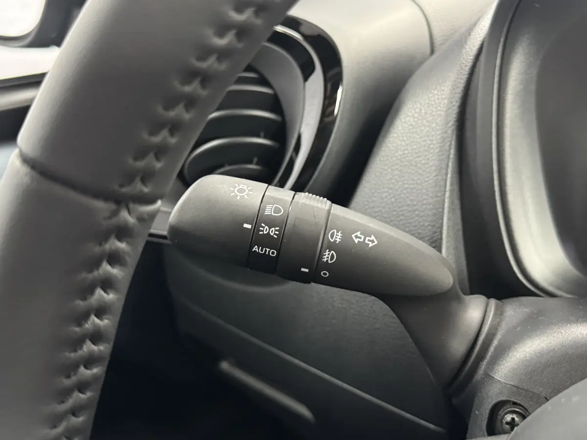 1.0 VVT-i MT Envy JBL Keyless ACC CarPlay