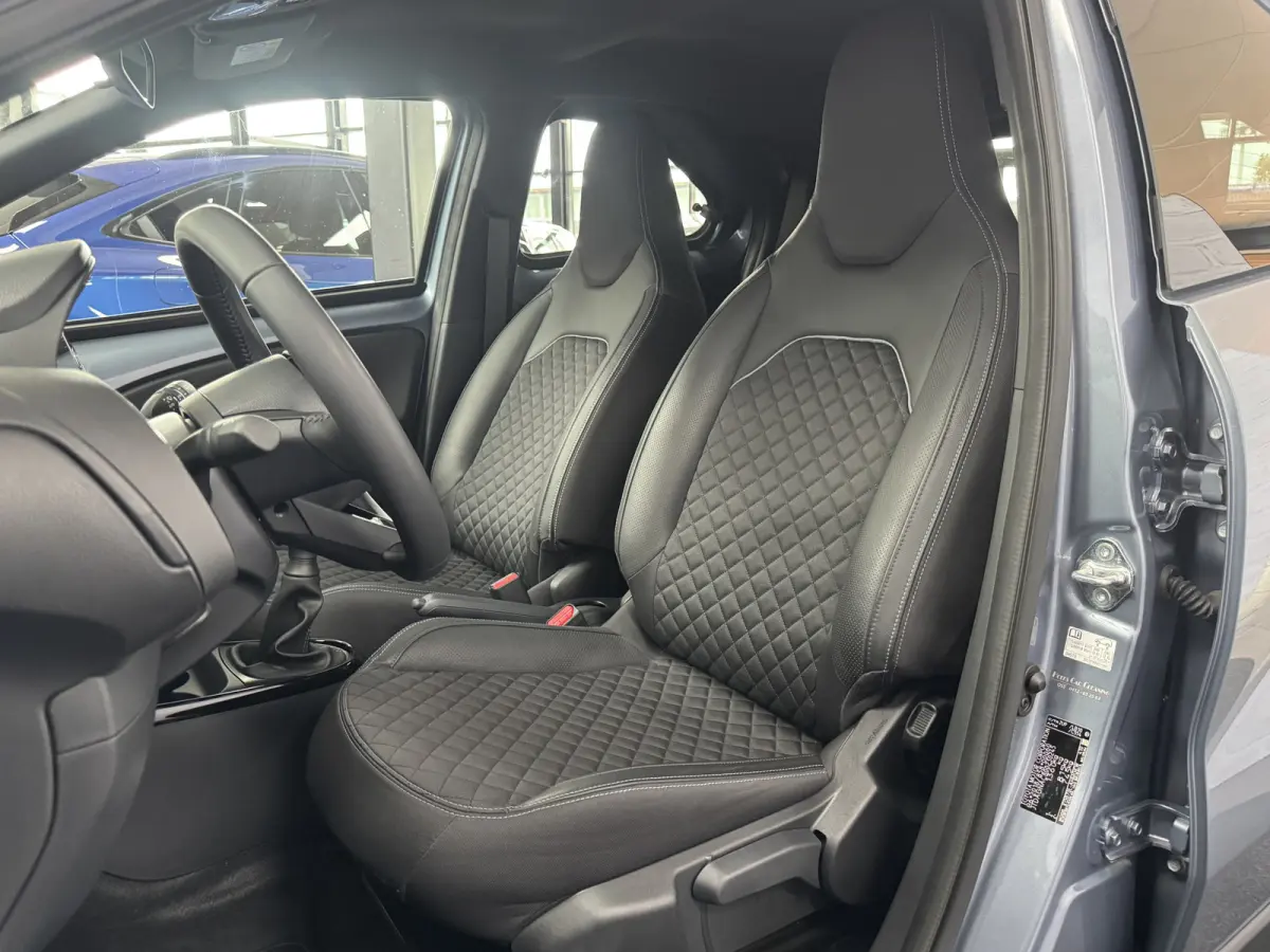 1.0 VVT-i MT Envy JBL Keyless ACC CarPlay