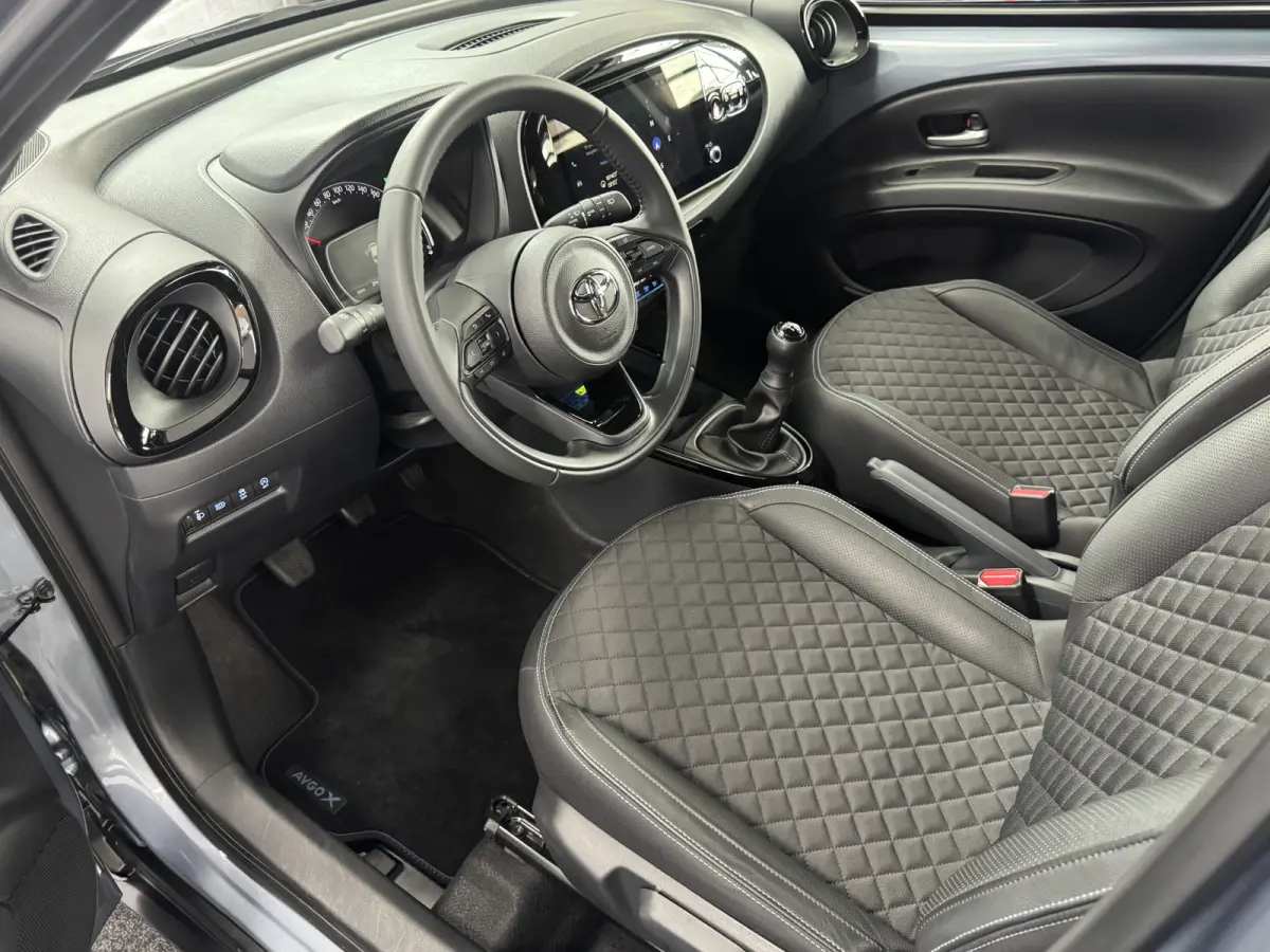 1.0 VVT-i MT Envy JBL Keyless ACC CarPlay