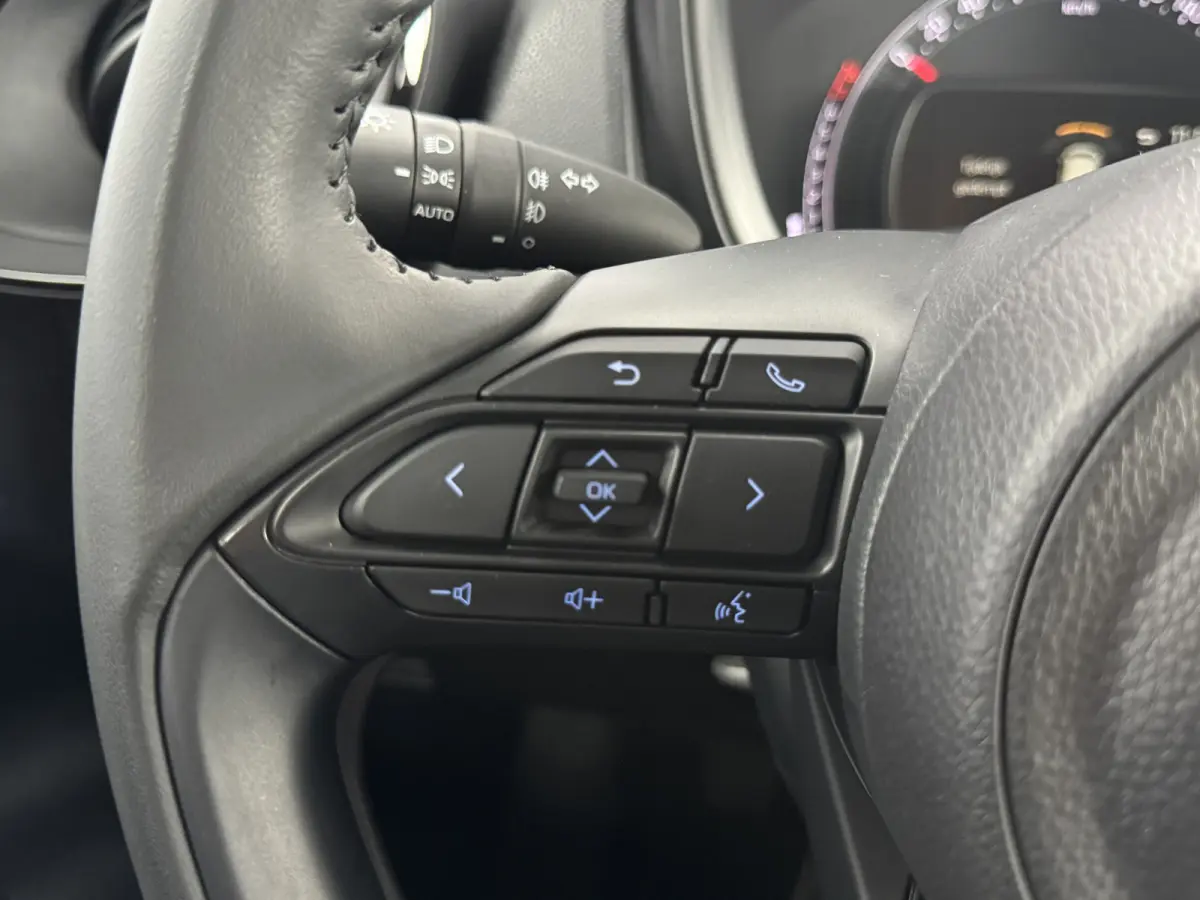 1.0 VVT-i MT Envy JBL Keyless ACC CarPlay