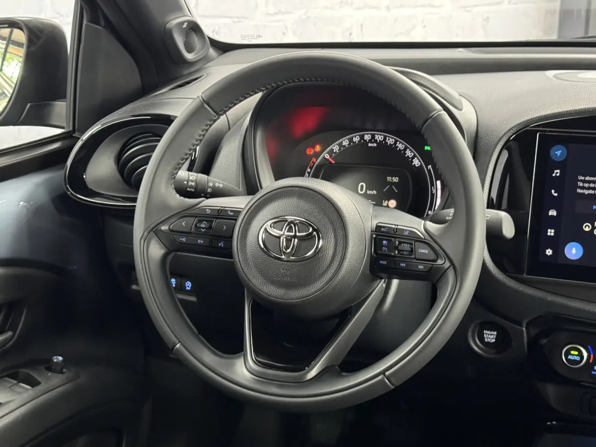 1.0 VVT-i MT Envy JBL Keyless ACC CarPlay