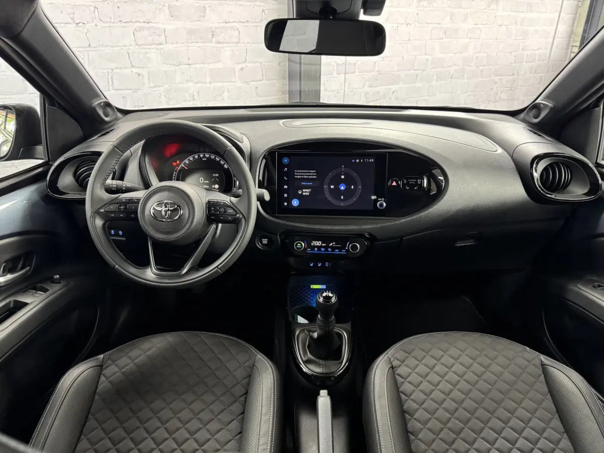 1.0 VVT-i MT Envy JBL Keyless ACC CarPlay