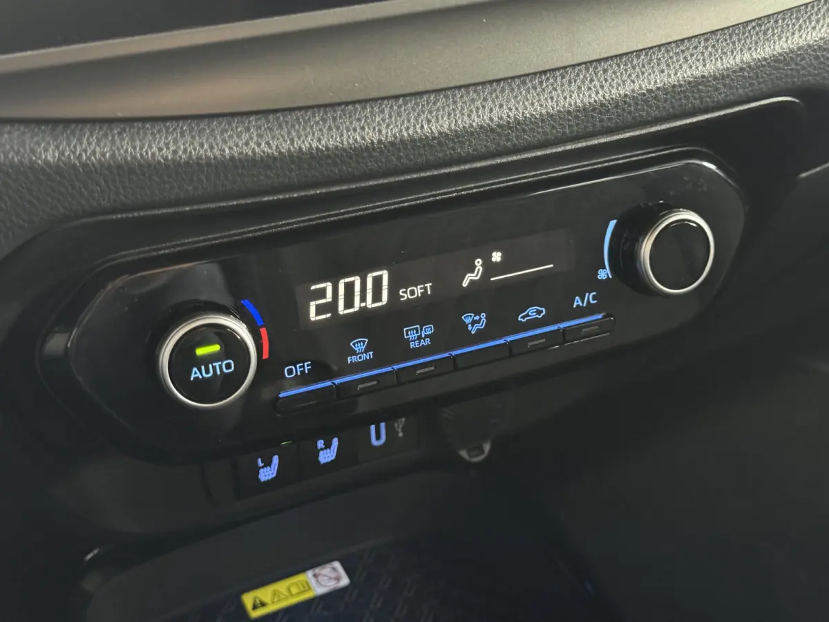 1.0 VVT-i MT Envy JBL Keyless ACC CarPlay