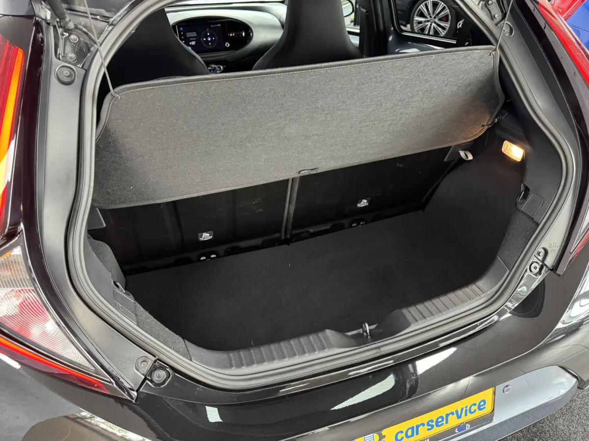 1.0 VVT-i MT Envy JBL Keyless ACC CarPlay