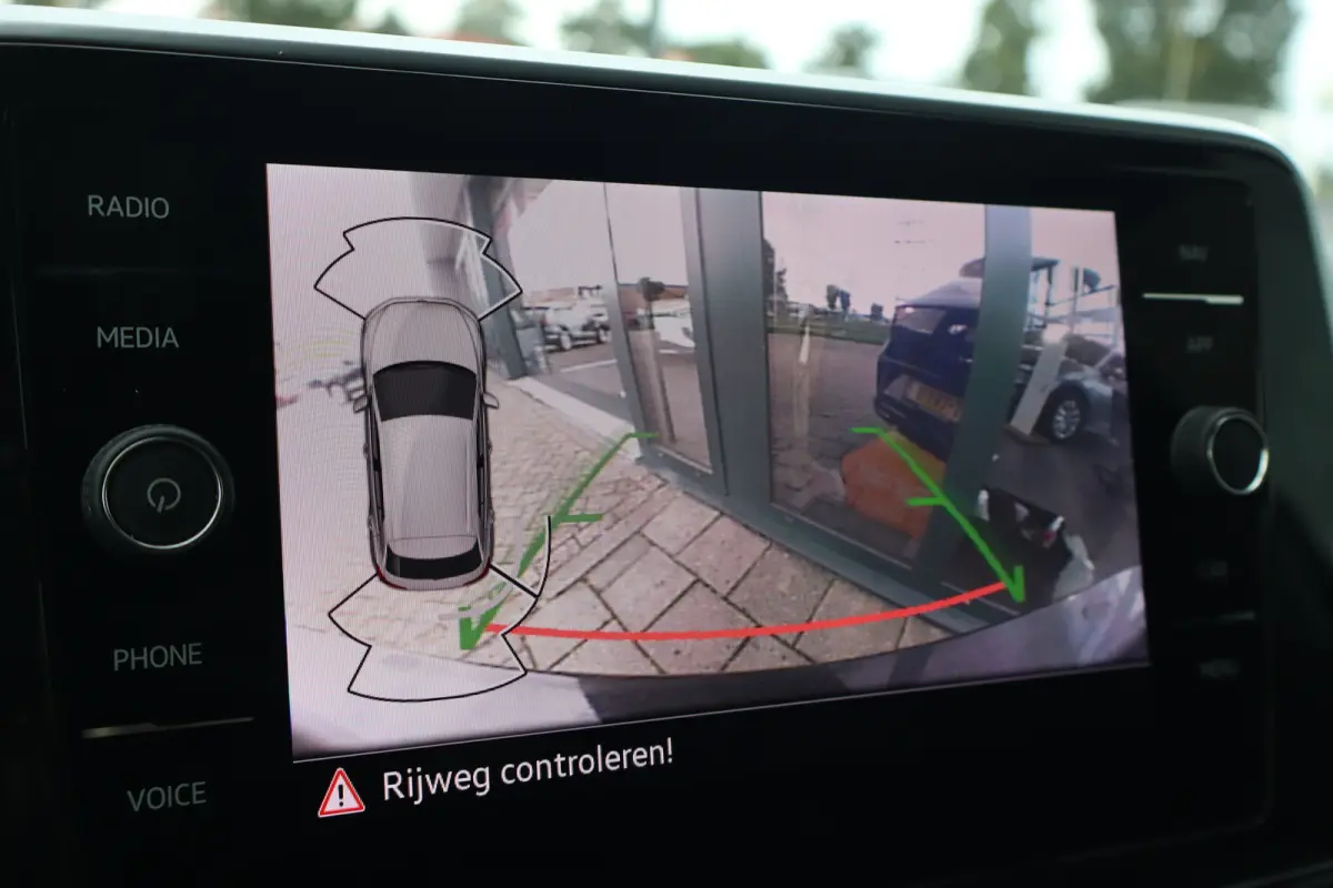 1.0 TSI R-Line Business+ 110PK | Achteruitrijcamera | Airco (automatisch) | Keyless entry