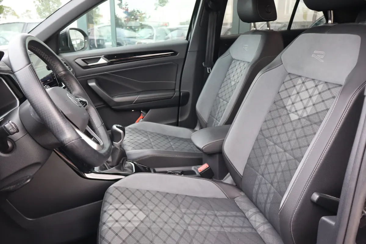 1.0 TSI R-Line Business+ 110PK | Achteruitrijcamera | Airco (automatisch) | Keyless entry