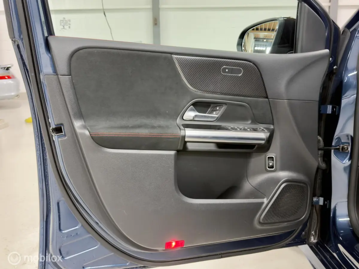 180 Business Solution AMG | Pano | Camera | Stoelverwarming | NAP | Elektrische achterklep | Widescreen | Spoor- & Remassistent | DYNAMIC