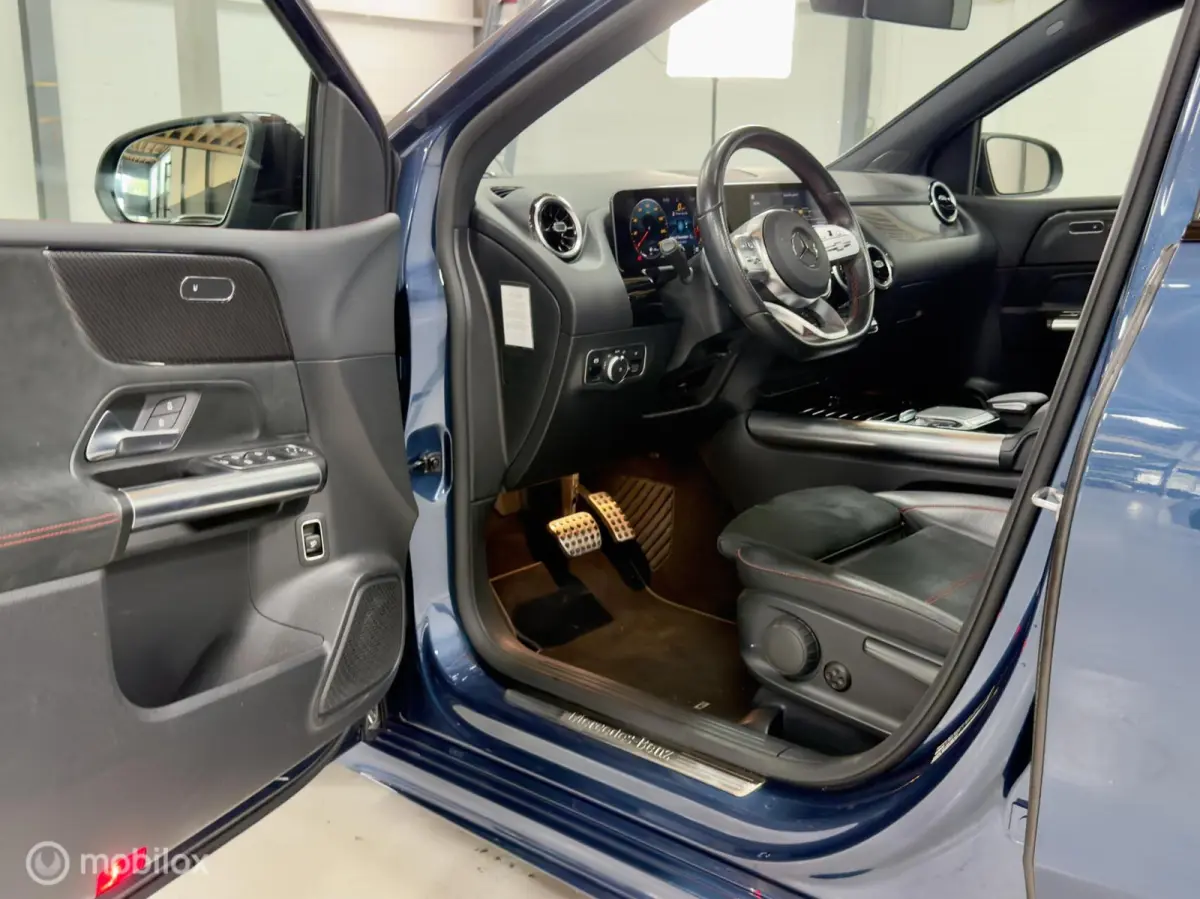 180 Business Solution AMG | Pano | Camera | Stoelverwarming | NAP | Elektrische achterklep | Widescreen | Spoor- & Remassistent | DYNAMIC