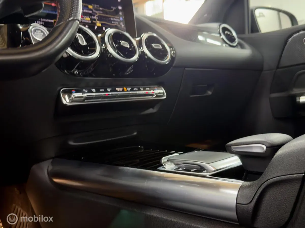 180 Business Solution AMG | Pano | Camera | Stoelverwarming | NAP | Elektrische achterklep | Widescreen | Spoor- & Remassistent | DYNAMIC