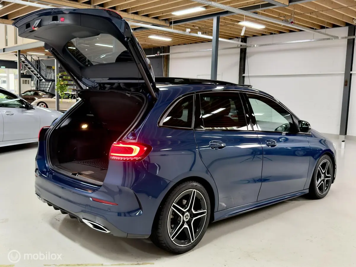 180 Business Solution AMG | Pano | Camera | Stoelverwarming | NAP | Elektrische achterklep | Widescreen | Spoor- & Remassistent | DYNAMIC