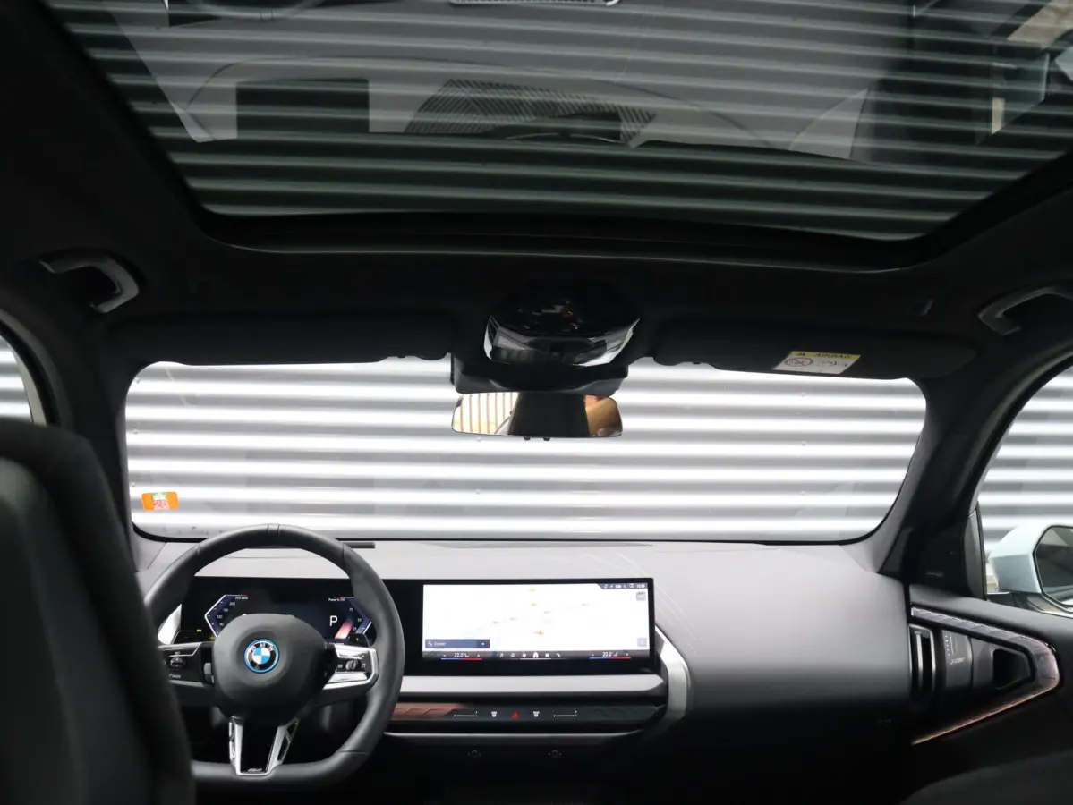 30e xDrive | M Sportpakket Pro | Panodak | Trekhaak | Head-Up | Parking Assistant Plus | Elektr. Stoelen | Driving Assistant Plus | Stoelventilatie | 19'' LMV