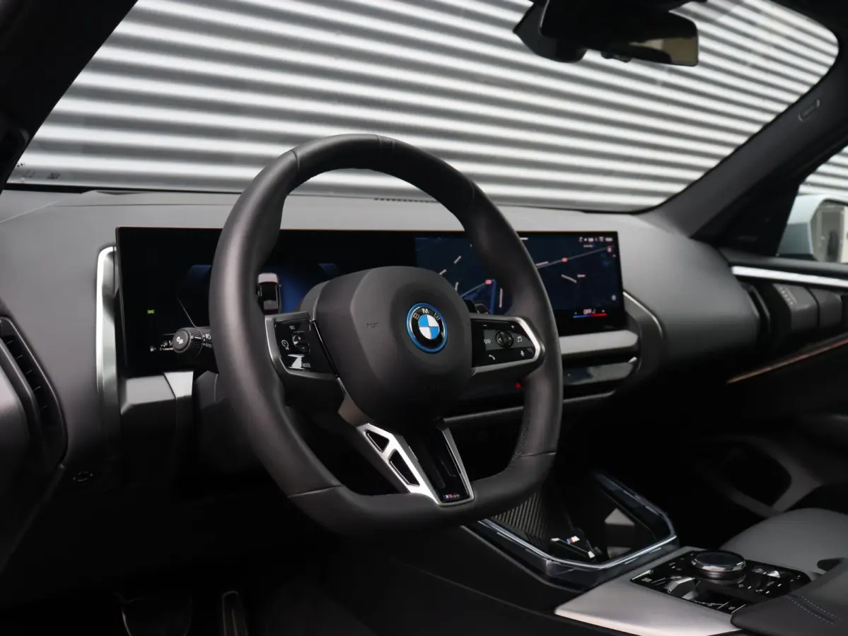 30e xDrive | M Sportpakket Pro | Panodak | Trekhaak | Head-Up | Parking Assistant Plus | Elektr. Stoelen | Driving Assistant Plus | Stoelventilatie | 19'' LMV
