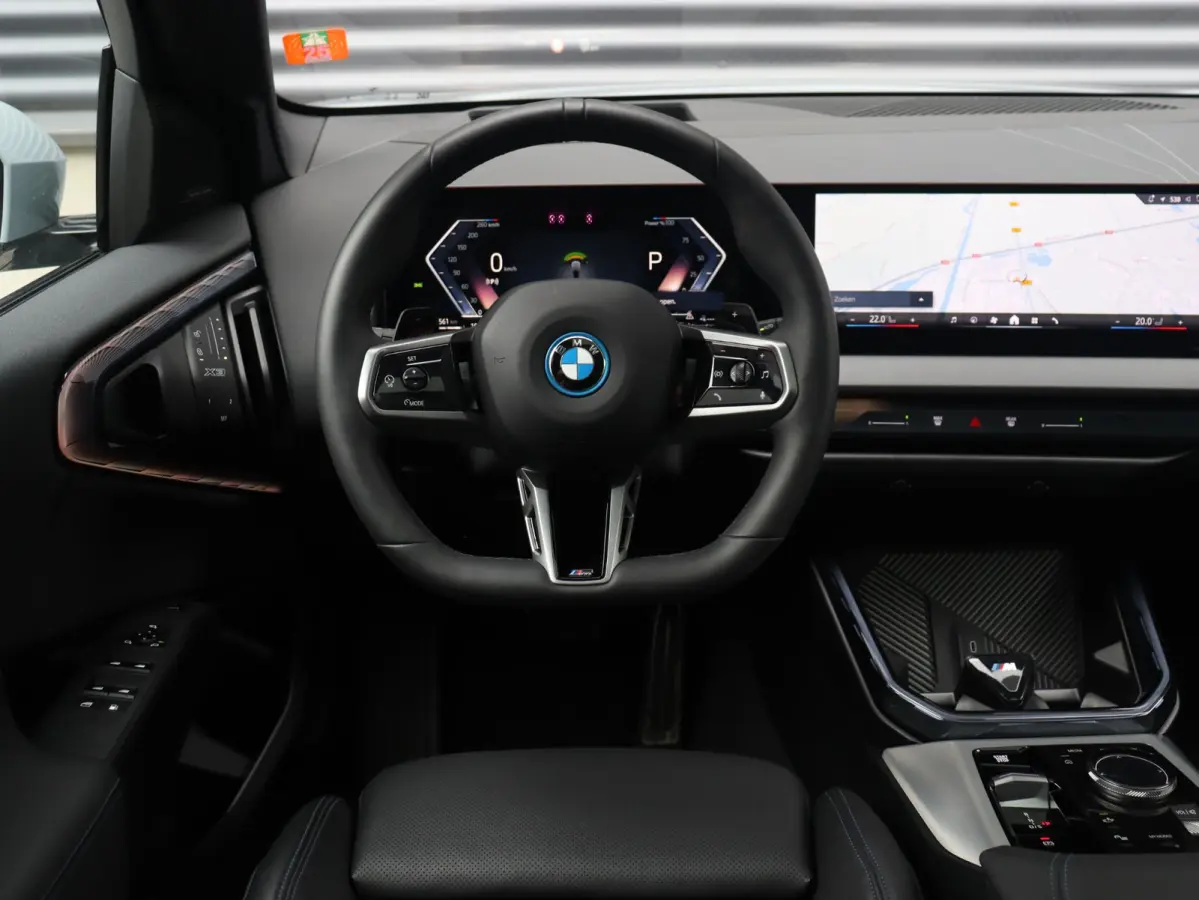 30e xDrive | M Sportpakket Pro | Panodak | Trekhaak | Head-Up | Parking Assistant Plus | Elektr. Stoelen | Driving Assistant Plus | Stoelventilatie | 19'' LMV